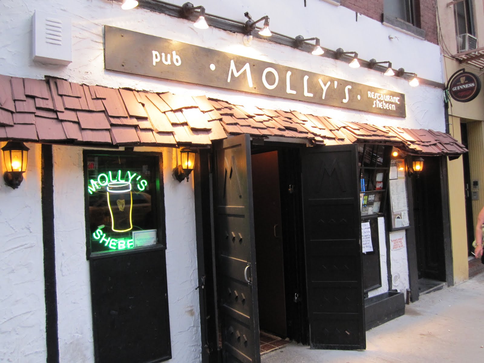 Molly’s Pub and Restaurant – Don’t Be a Hoser, Eat This Burger | Burger Conquest